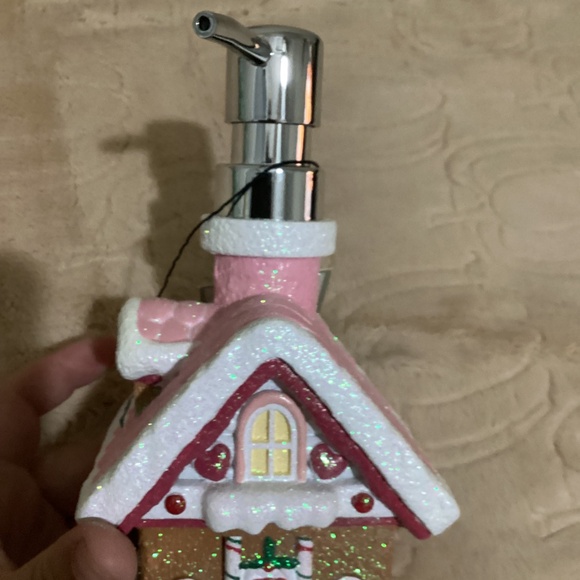 New Christmas Gingerbread House Soap Dispenser - Picture 5 of 7